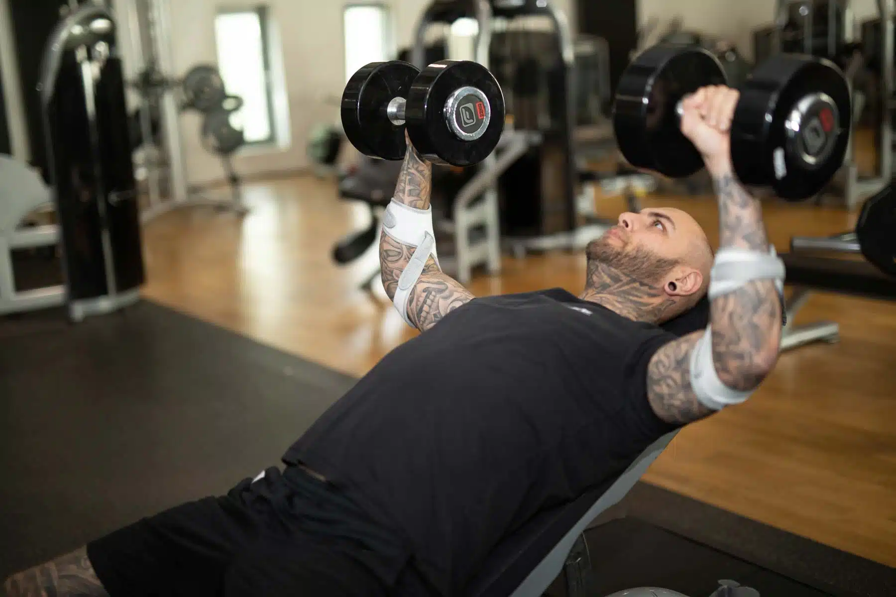 Masalo_Manschette_gegen_Tennisarm-Kraftsport_Bodybuilding Profi Bodybuilder nutzt Masalo Manschette gegen Tennisarm, Golferarm, Mausarm beim Kraftsport im Fitnessstudio